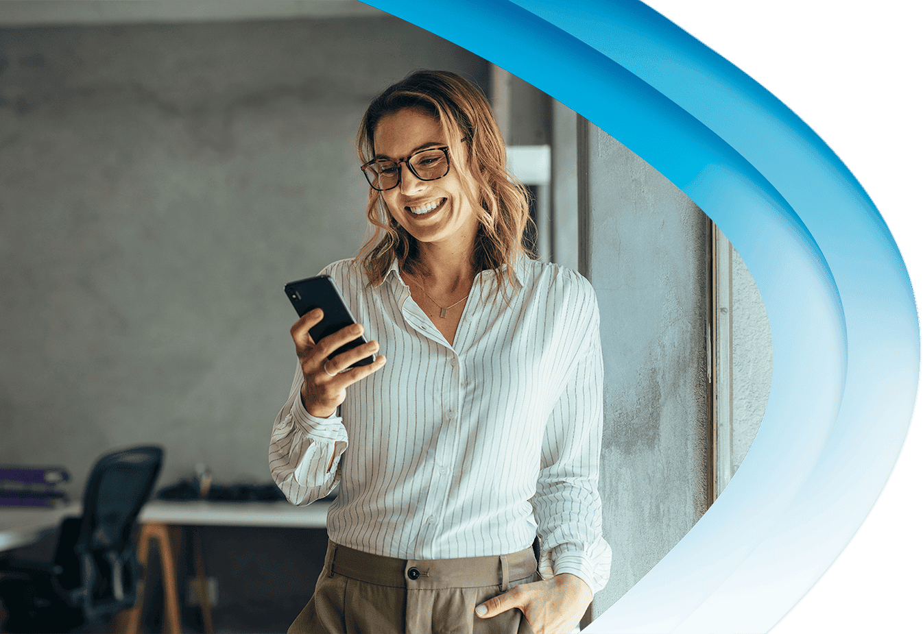 Mosolygó nő nézi a mobiltelefonját