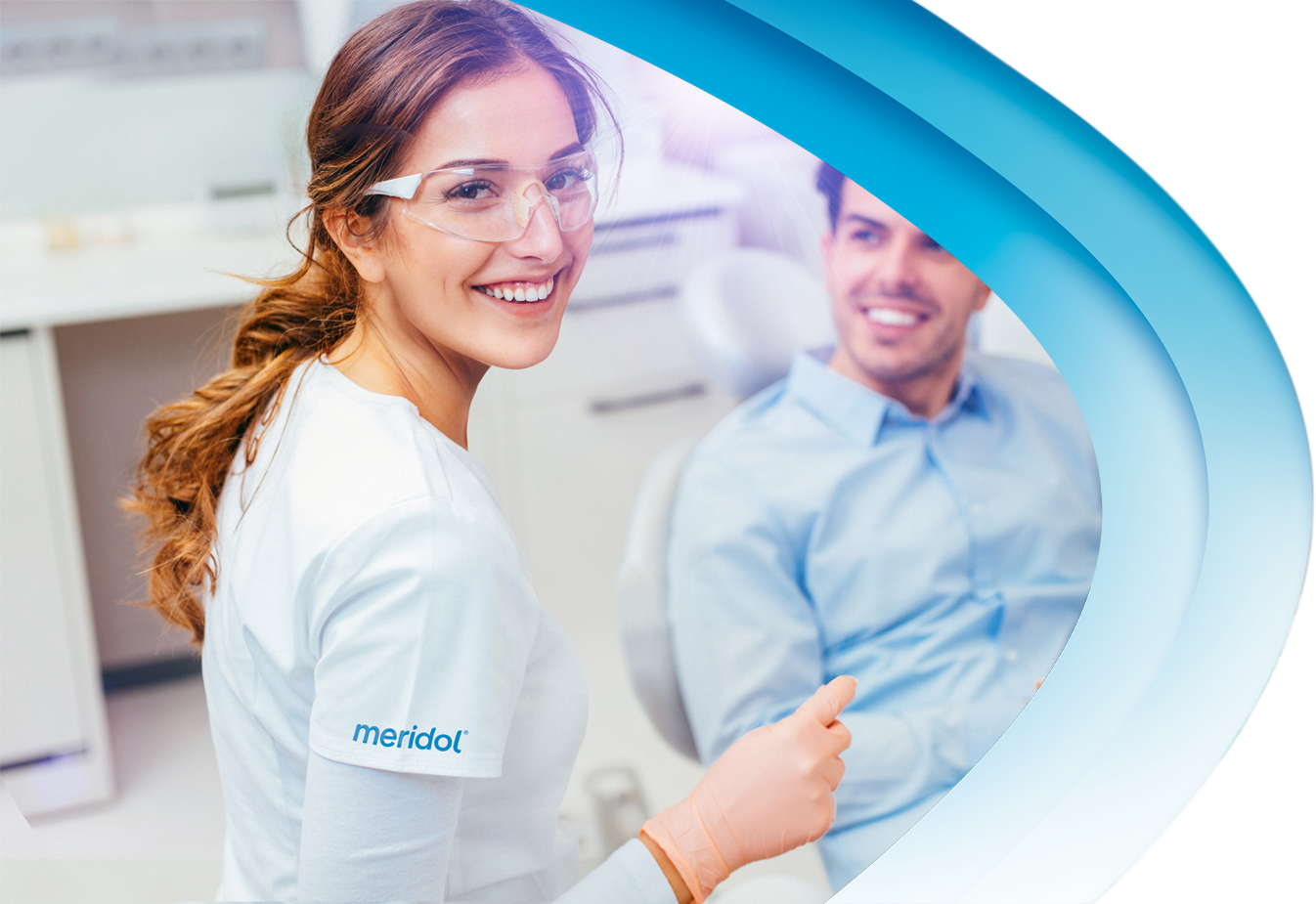 Fogorvos nő és férfi páciens mosolyog